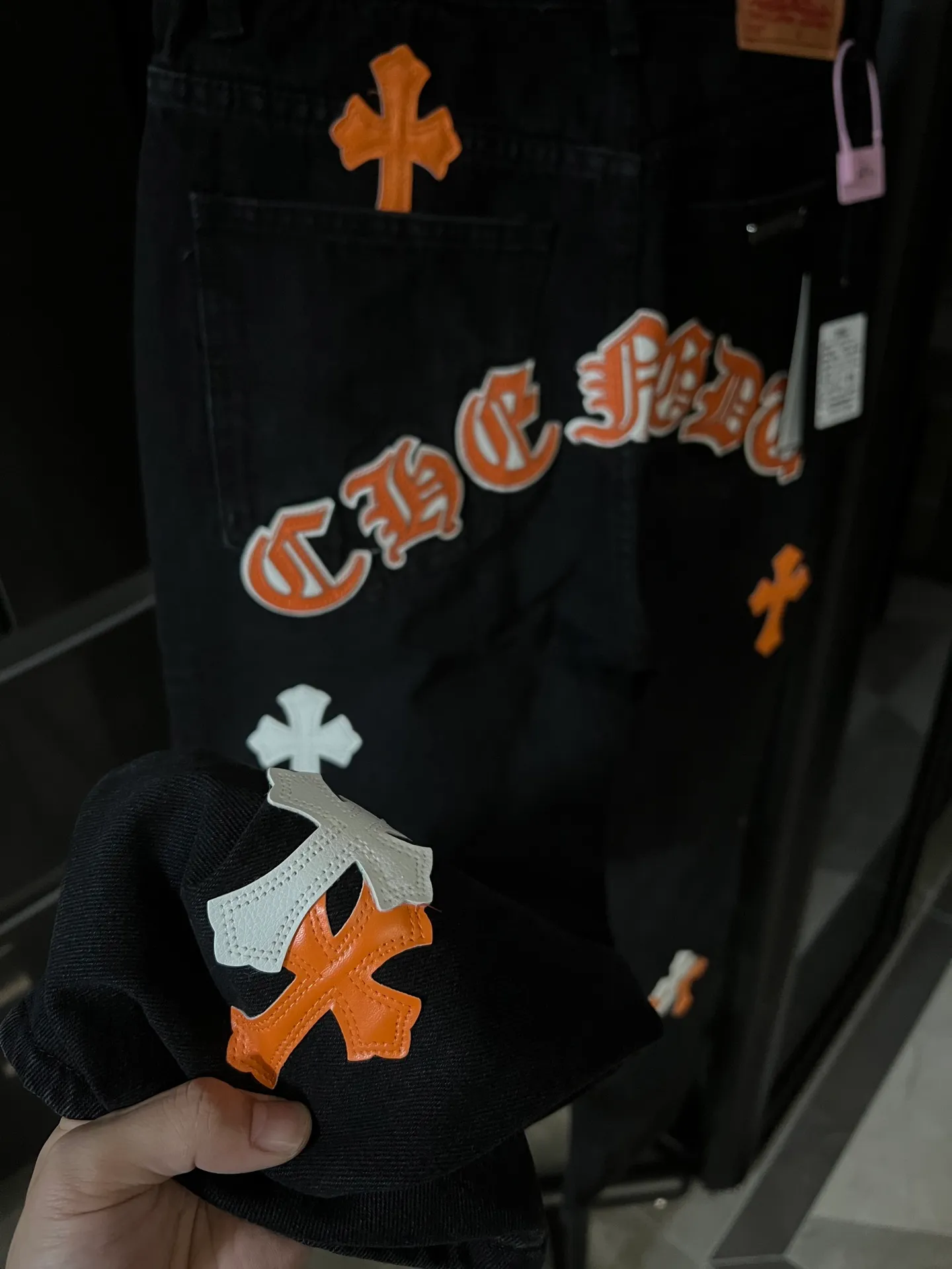 P260 [Next day] Chrome Hearts/Chrome Hearts CH Hong Kong City Limited Series Sanskrit Cross Patch Leather Jeans (Black) Black and Orange Color - Hong Kong Limited Fashion players, Chrome Hearts Hong Kong City Limited Jeans are now available!  The unique color scheme is like the intertwining of vitality and romance of Hong Kong. The three-dimensional letters between the hips seem to tell the story of the city. The customized hardware, the three-dimensional and thick cross stamens, and the hand-cut leather washers make the details full of luxury.  Handcrafted and made of environmentally friendly materials, comfort and quality coexist. Owning it is not only an outfit, but also a status symbol. Globally limited edition, don’t miss it.  Size: 28 30 32 34 (corresponding to s-xl) Detailed size can be found in Figure 9